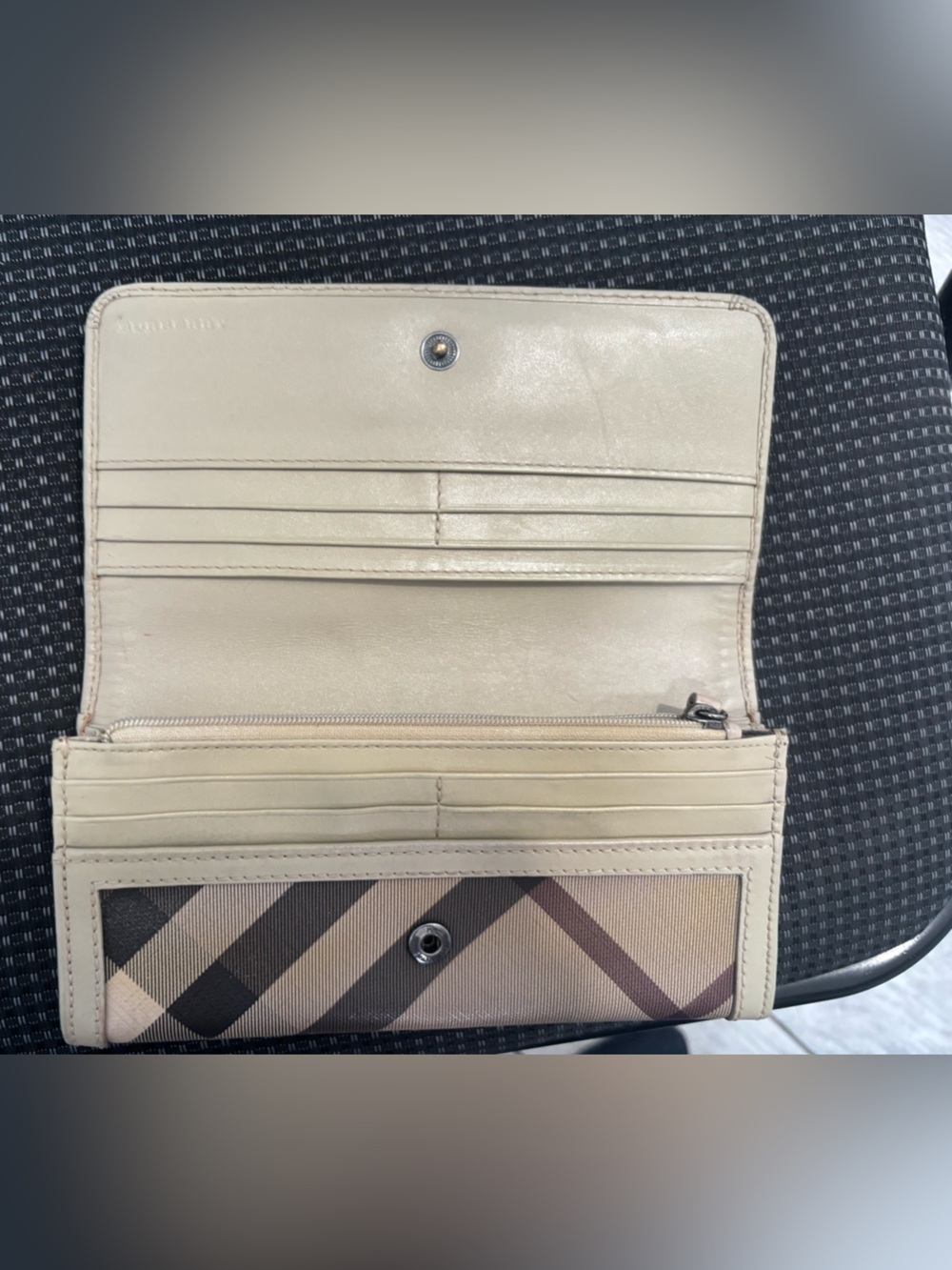Authentic Burberry Beige Plaid Women's Wallet - Classic Check Design - Picture 3 of 10